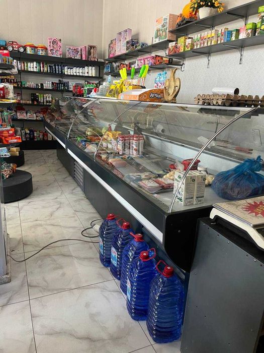 продаю витринные холодильники 2.5 метра для мясного магазина
