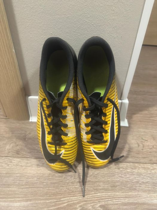 Ghete de fotbal nike mercurial