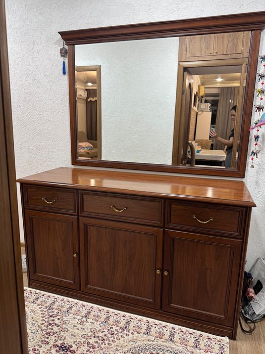 Продам дубовый комод с зеркалом