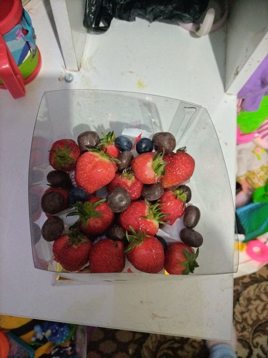 Клубника с оформлением в подарочной упаковке