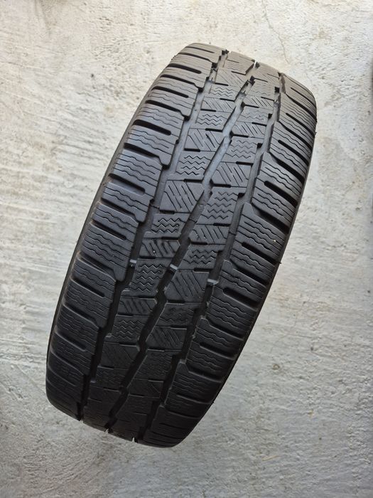 O bucată 235/65 R16C M+S iarnă - una Michelin Continental Hankook