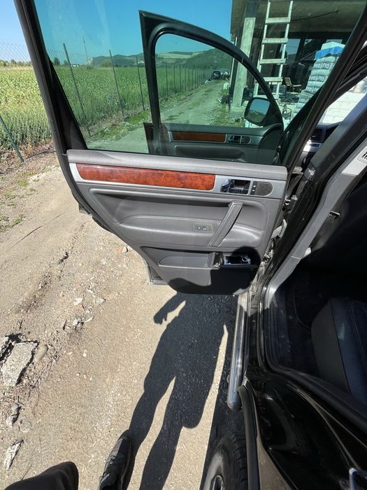 Piese Volkswagen Touareg 7L an 2006 motor 2.5 tdi BAC cutie automata,bara fata completa far xenon capota usa injectoare