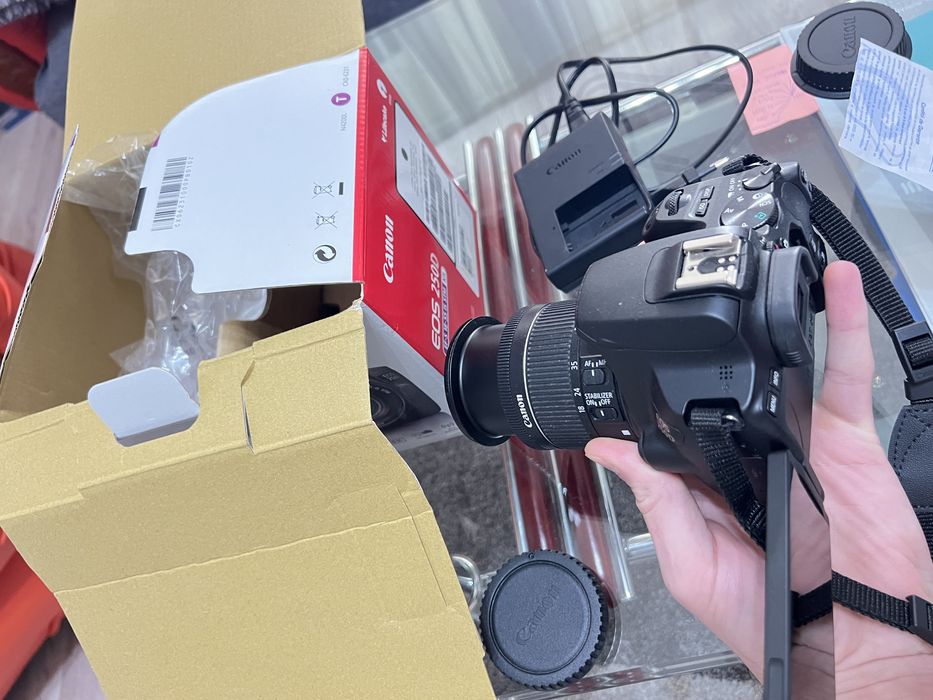 Canon 250d cu obiectiv 18-55mm,ca nou