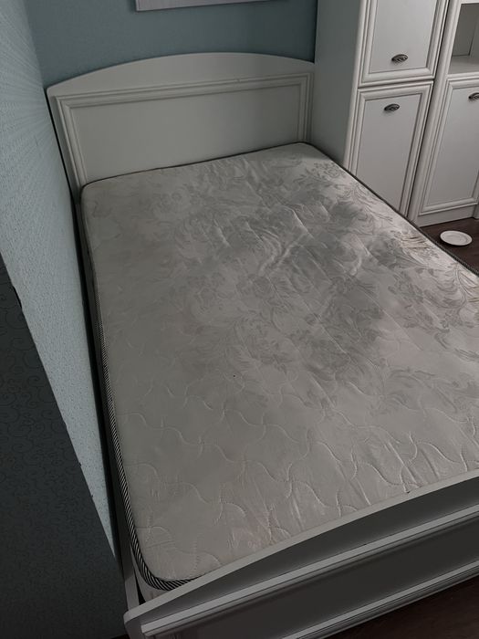 Бесплатно Кровать с матрасом полуторка