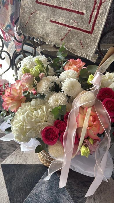 Цветы букет красные белые розы