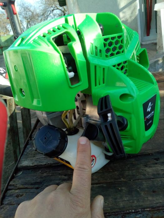 Motocoasa cu motor in 4 timpi