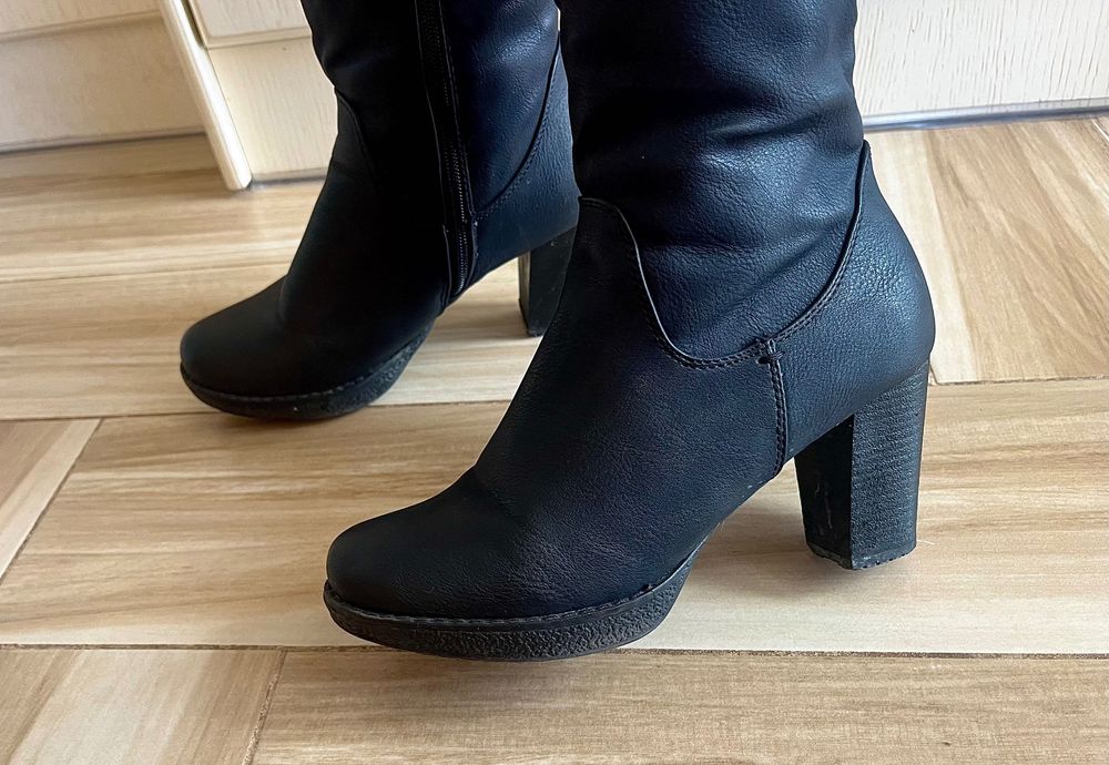 Дълги ботуши на ток