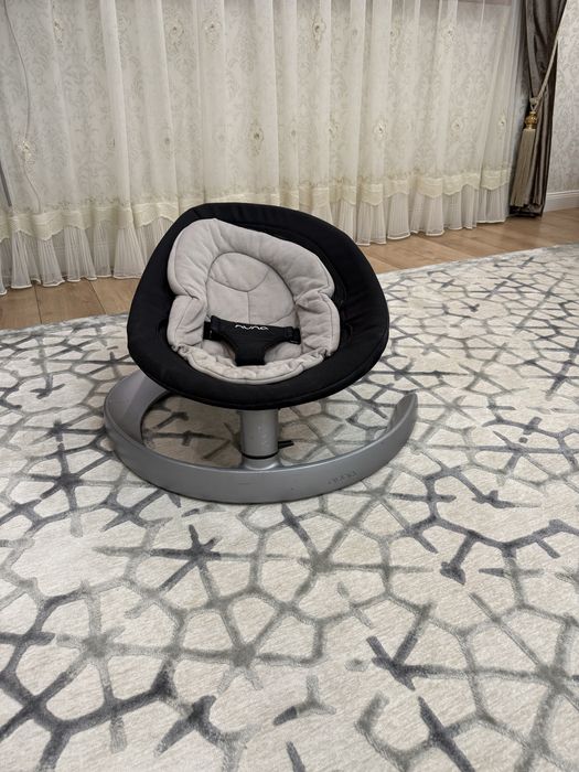 Шезлонг Nuna.     .