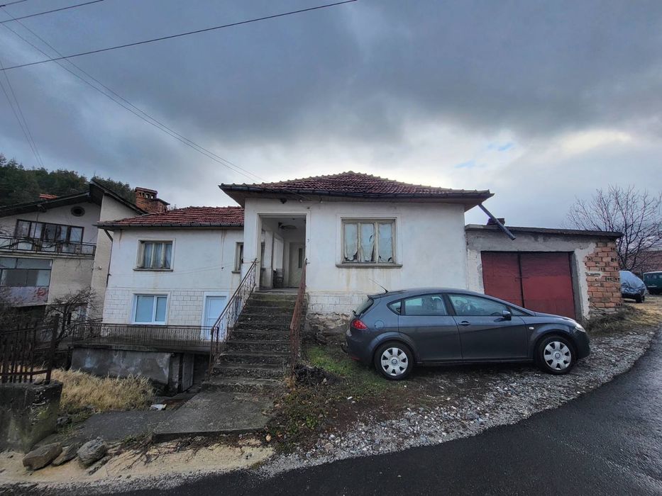 Етаж от къща в с.Баните , кв.Долна Дрянка в близост до Кючукова къща