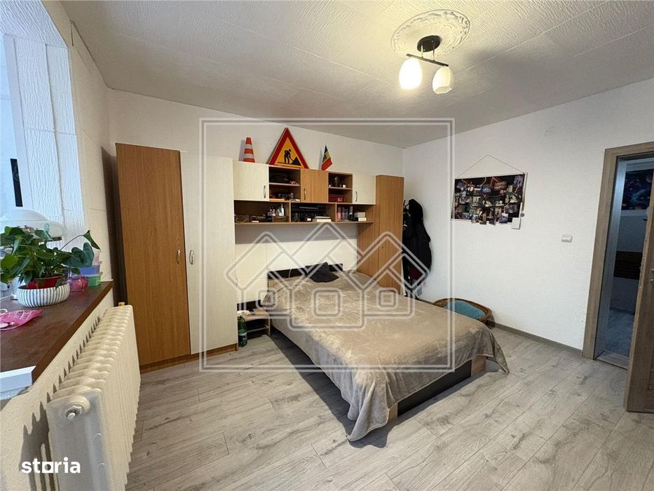 Casa cu 4 camere, balcon si curte - zona Lazaret