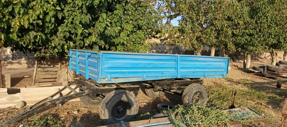 Traktor prsebi sotiladi