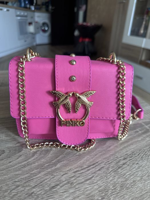 Нова чанта с регулируема дръжка Pinko