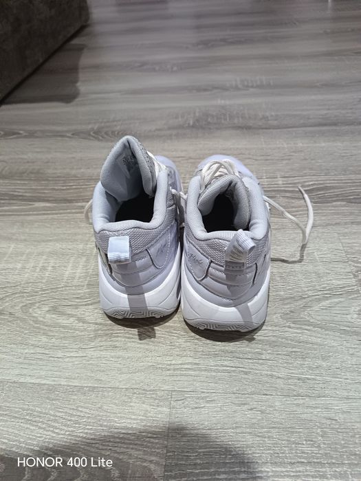 Adidași jordan aura 6