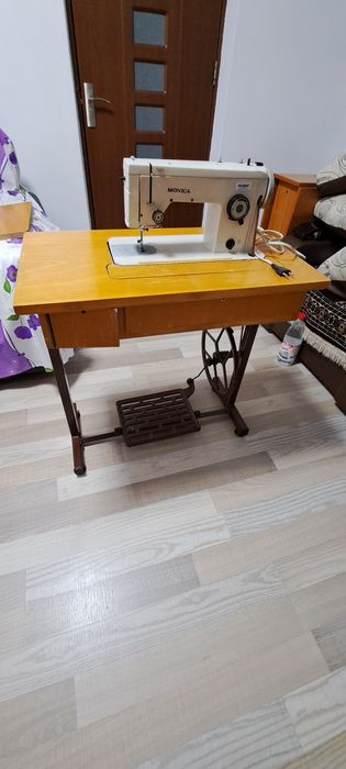 Mașină de cusut Monica