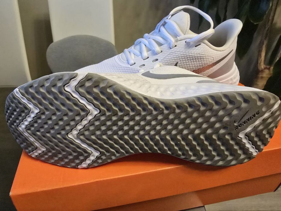 Продавам дамски маратонки Nike