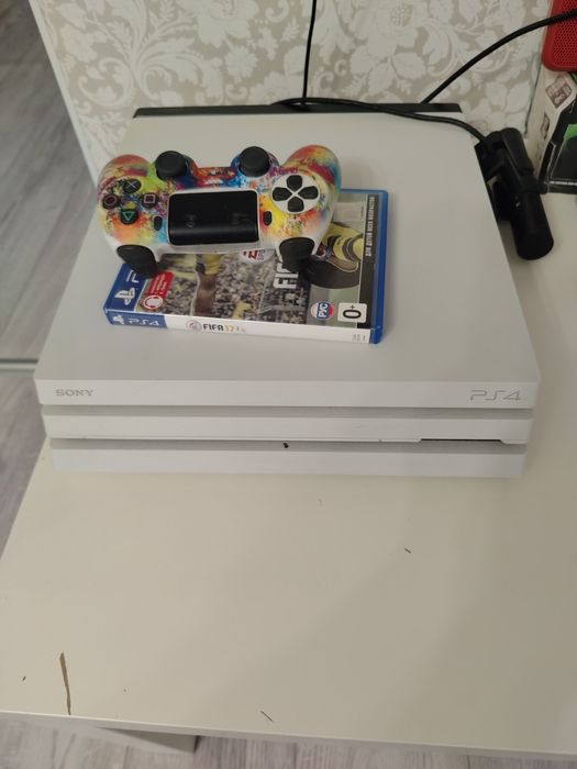 Продам PS4 pro, в отличном состоянии.