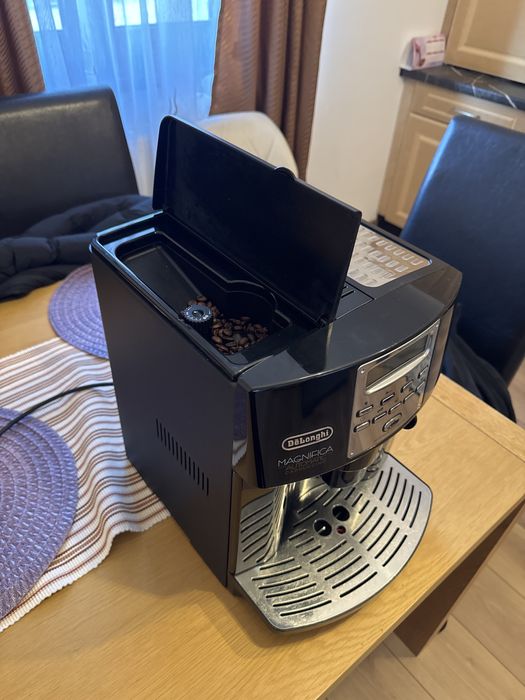 Vand expresoare de cafea delonghi  .
