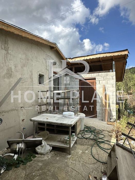 Къща с двор, две паркоместа и барбекю зона в с.Слънчево.