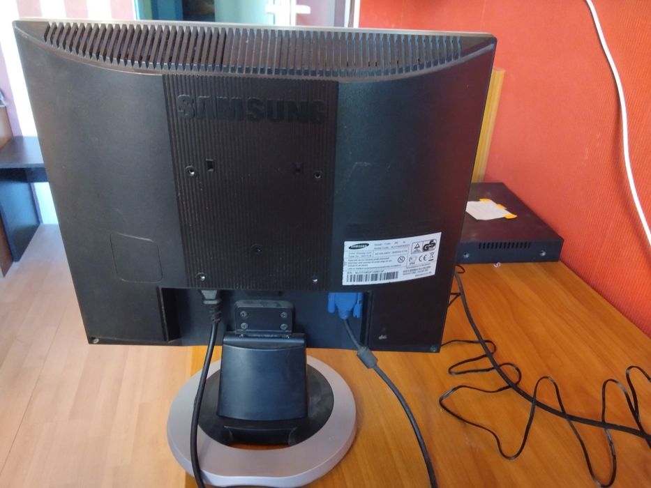 оригинален 17 инчов монитор Самсунг-перфектен
