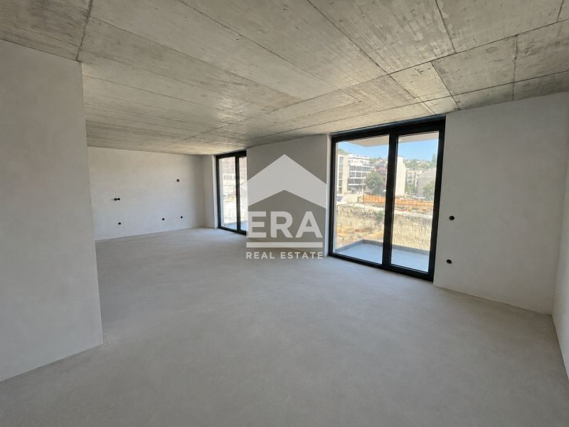 Тристаен апартамент за продажба, с голяма дневна, в новопостроена сгра