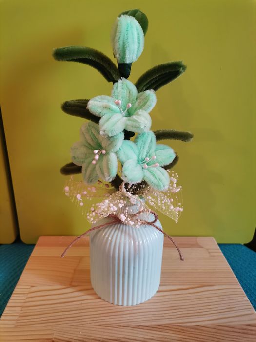 Керамична кашпа с цвете