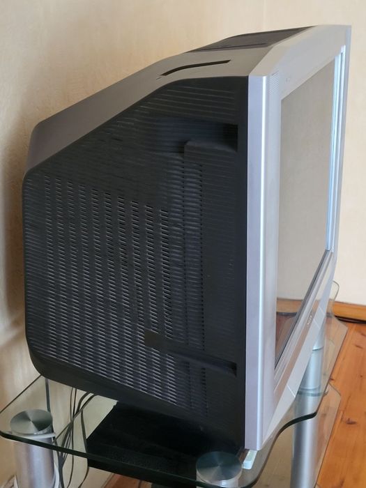 Телевизор Sony серии Wega продается вместе с подставкой