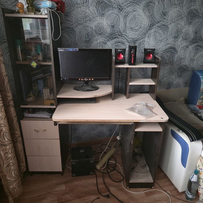 Продам компьютерный стол