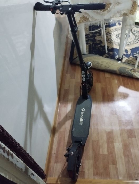 Электросамокат в отличном состоянии