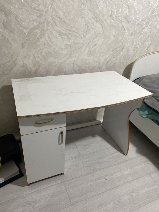 Продам стол белый