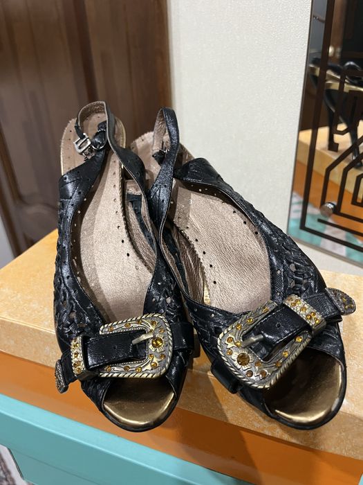 Босоножки кожаные