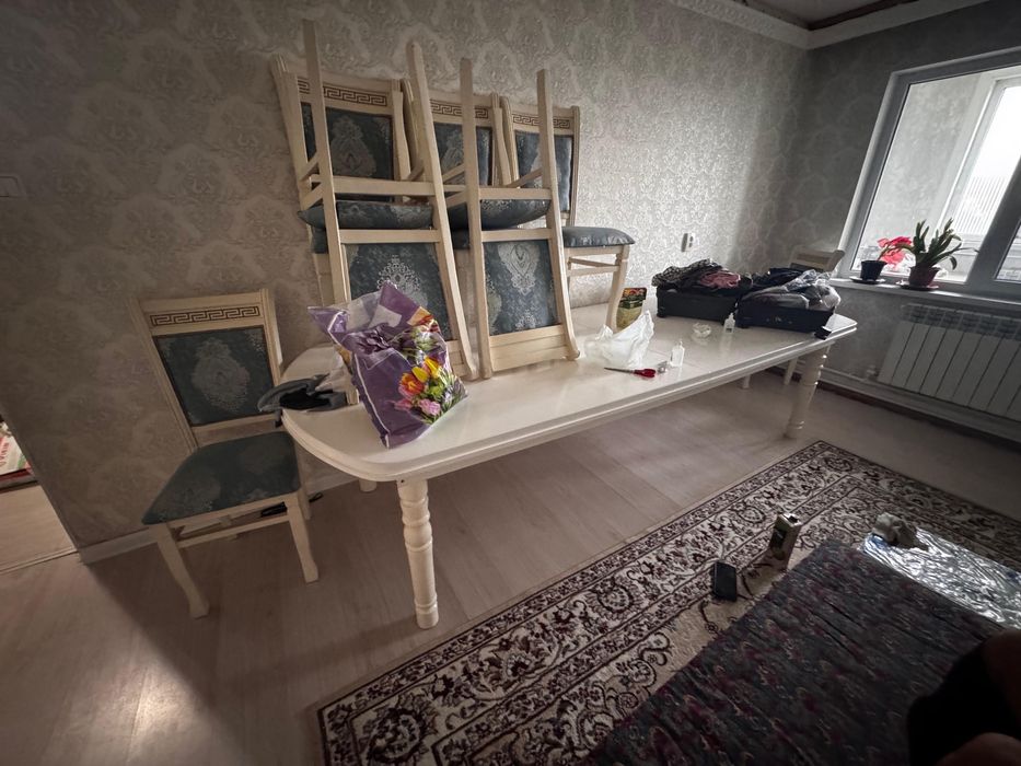 Стол со стульями