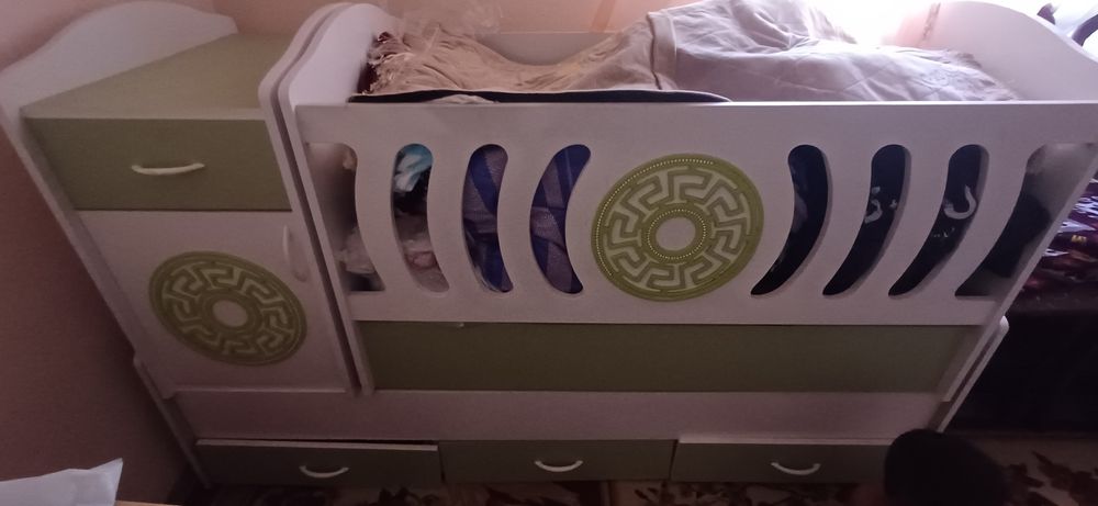 Кроватка с шкафчиком  качается