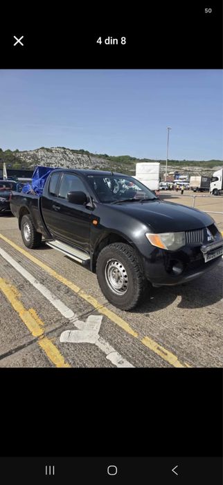 3 Mitsubishi L200 cu volan pe dreapta