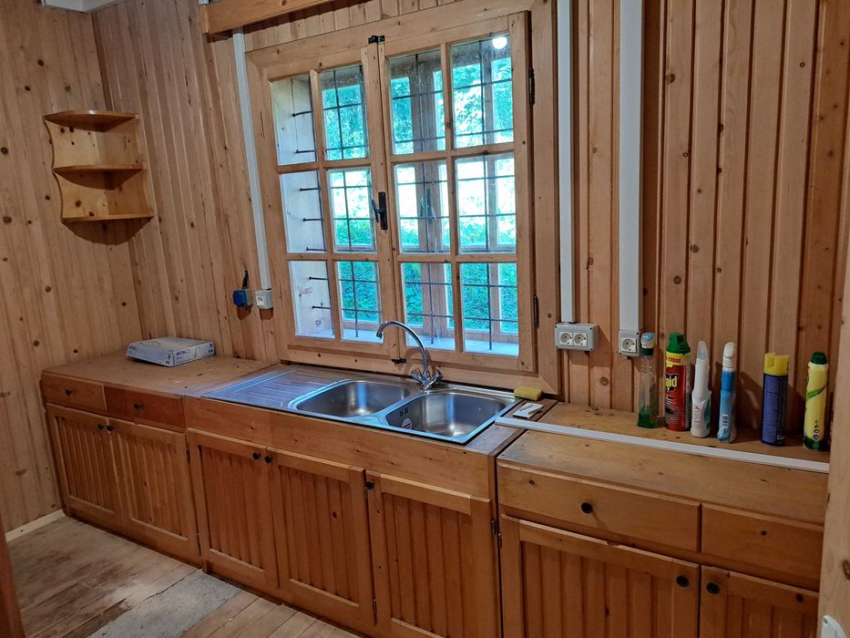 gradina cu casa din lemn