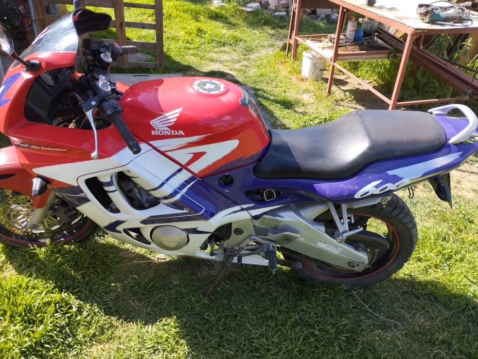 Vând Honda CBR F3