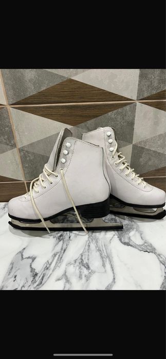 Проффессиональные женские фигурные коньки.