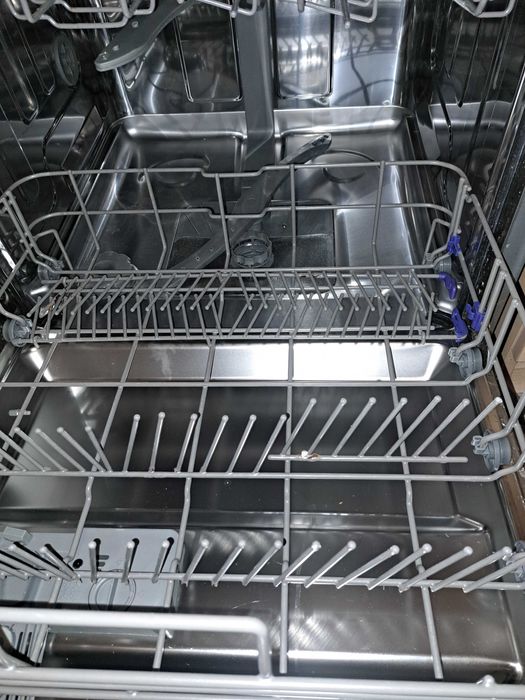 Съдомиялната е с размери 60/83