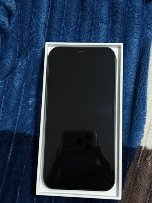 продам IPhone 12