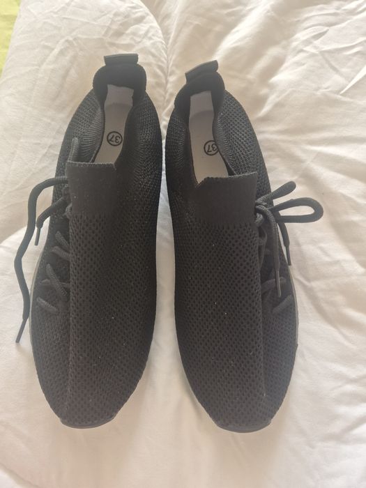 Нови черни дамски маратонки в размер 37 , цена 10лв