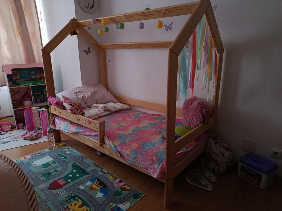 Pătuț în formă de casă
