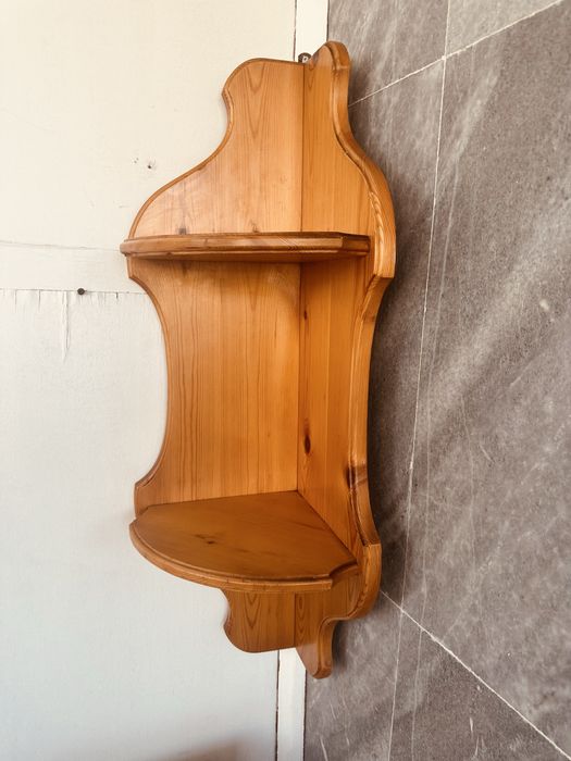 Ъглова дървена етажерка от масив – 90 см