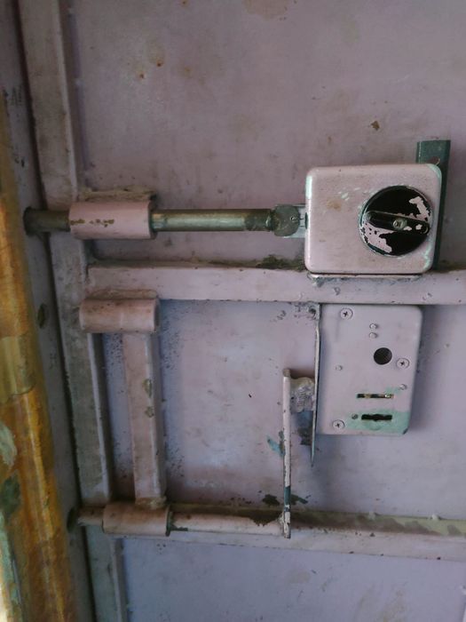 Продам железную дверь и косяк