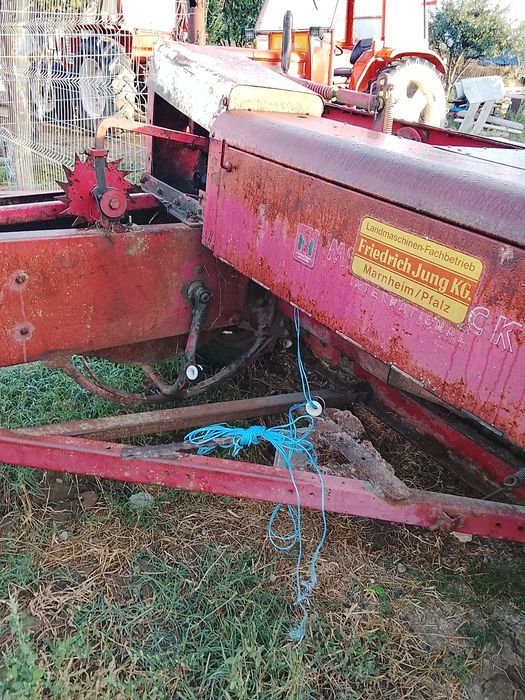 Vând presa baloti și două căruțe