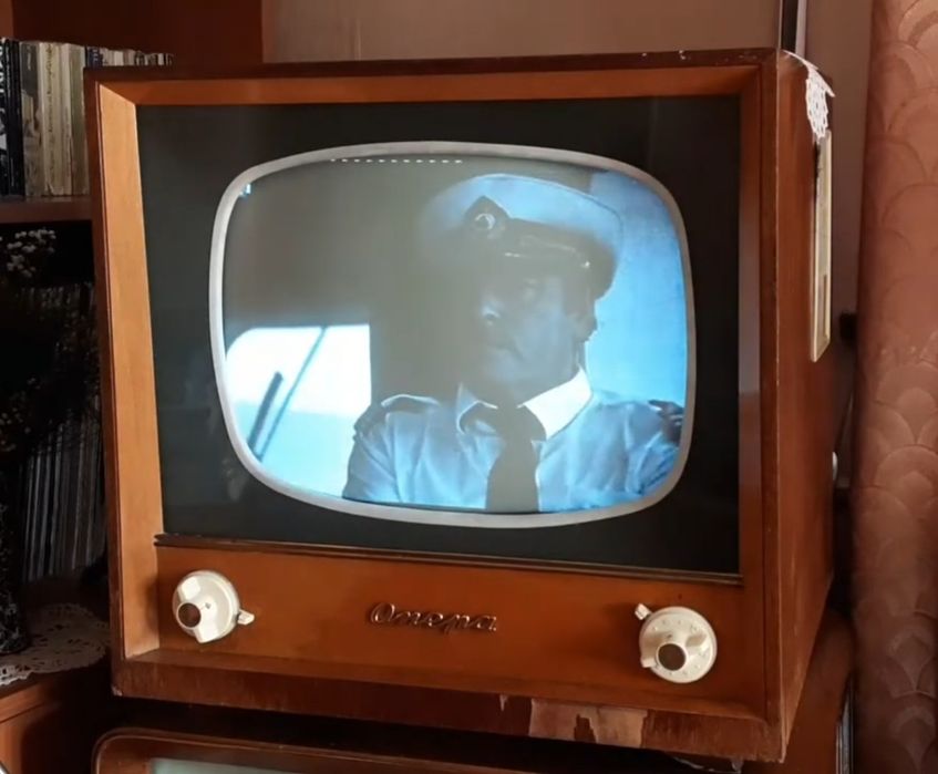 Дървено корито ,дялън камък,кош за декорация. Телевизор стар.Часовник