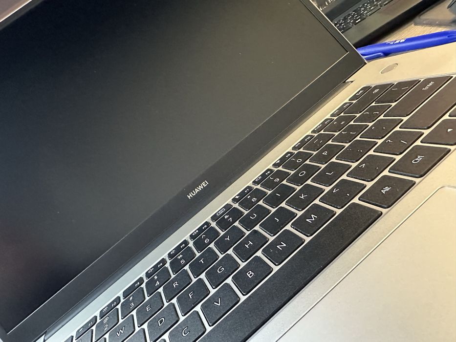 Лаптоп Huawei matebook