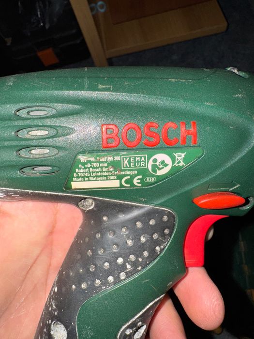 ел. винтоверт Bosh с 2 батерии и зарядно