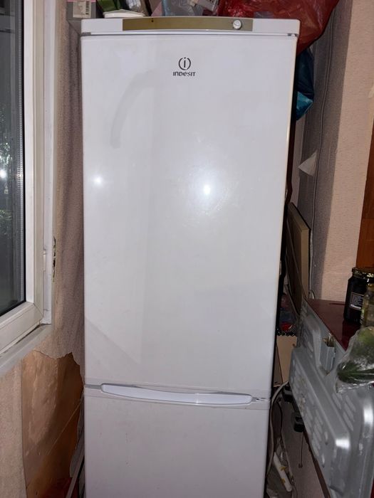 Продам холодильник Indesit на запчасти