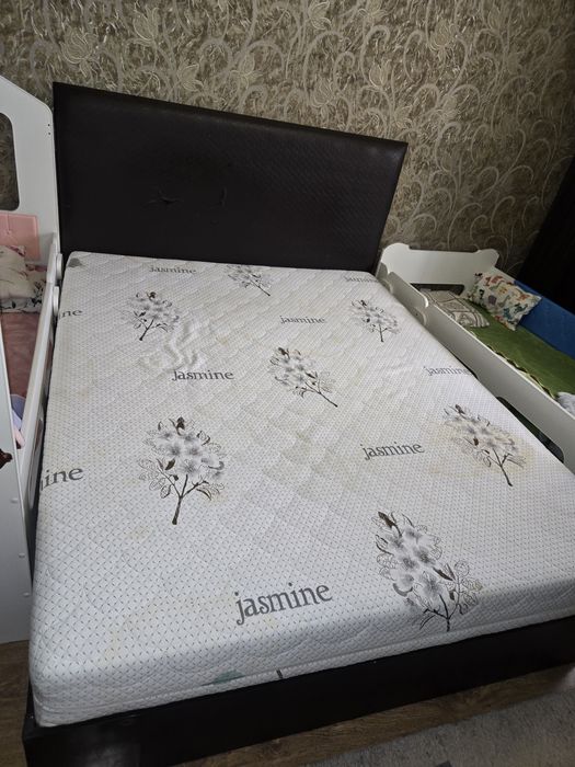 Кровать для спальни