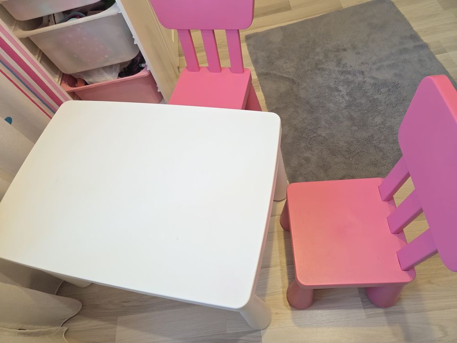 De vânzare masa +2 scaune de copii