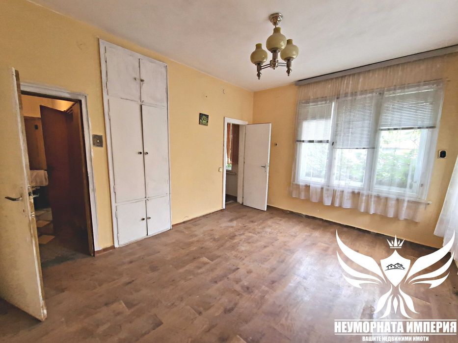 Продавам тристаен 128кв. 1ет. с гараж в гр.Асеновград, широк център